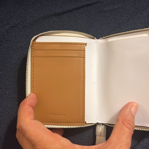 Coach Ladybug Small Zip Around - Picture 3 of 5